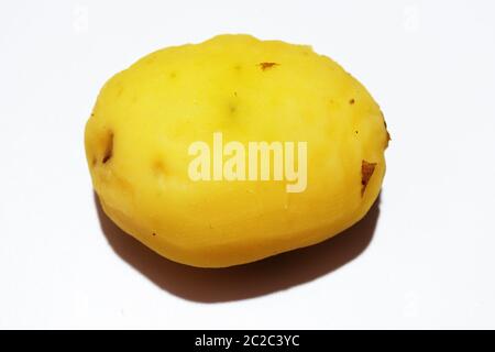 Pommes de terre fraîches biologiques isolées sur fond blanc Banque D'Images