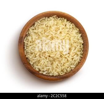 Le riz étuvé groats isolé sur fond blanc, vue du dessus Banque D'Images