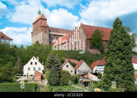 Vue de la cathédrale de Havelberg sur l'Elbe Randonnée à vélo en Allemagne Banque D'Images