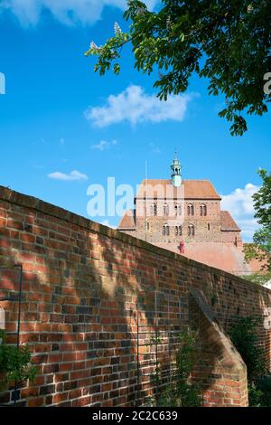 Vue de la cathédrale de Havelberg sur l'Elbe Randonnée à vélo en Allemagne Banque D'Images