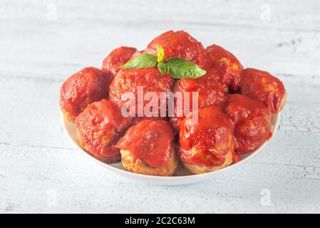Bol de boulettes de viande avec sauce tomate et basilic frais Banque D'Images