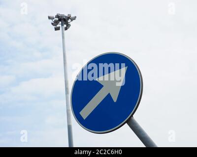 Les panneaux de réglementation, procéder dans le sens indiqué par la flèche traffic sign Banque D'Images