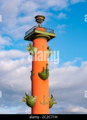 Colonne de rostrale géante ou de victoire sur le Spit avec ancres et navire prows, île de Vasilyevsky, Saint-Pétersbourg, Russie Banque D'Images