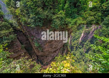 Vue à partir de la plate-forme panoramique sur le Tian Qiao ou le plus grand pont naturel dans la zone panoramique de Yuanjiajie, Zhangjiajie Forest Park, dans la province de Hunan, Ch Banque D'Images