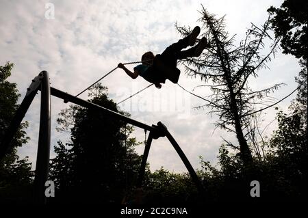 Aurich, Allemagne. 17 juin 2020. Un enfant balance dans la pépinière de pingouins. Le 16.06.2020, le centre de garderie a pris la première place dans le Prix Kita allemand 2020, qui est doté de 25,000 euros. Credit: Mohssen Assanimoghaddam/dpa/Alay Live News Banque D'Images