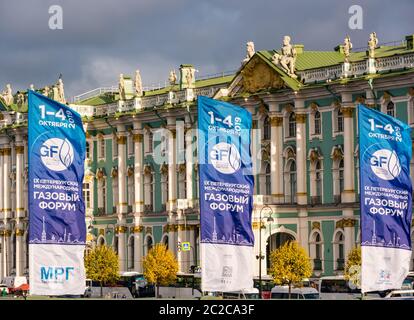 2019 banderoles du Forum du gaz devant le Palais d'hiver, l'Ermitage, Saint-Pétersbourg, Russie Banque D'Images