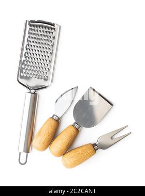 La râpe à fromage et fromage couteaux isolé sur fond blanc. Banque D'Images