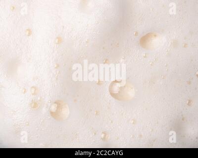 Mousse de bière ou de cappuccino avec texture de bulles Banque D'Images