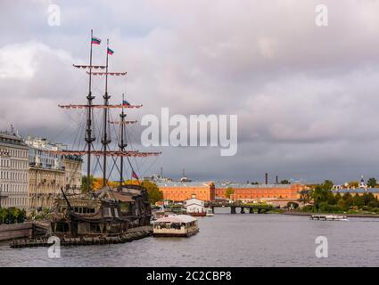 Bateau à voile Fregat Blagodat et musée historique de l'Artillerie, remblai de Kronverkskaya, détroit de Kronverksky, Saint-Pétersbourg, Russie Banque D'Images