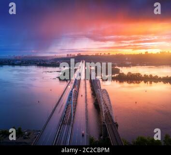 Vue aérienne du magnifique pont au coucher du soleil à Kiev, Ukraine Banque D'Images