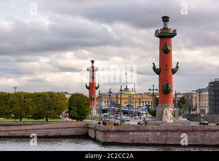 Colonnes géantes de rostrale ou de victoire sur le Spit, l'île de Vasilyevsky, Saint-Pétersbourg, Russie Banque D'Images