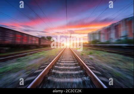 Chemin de fer et beau ciel au coucher du soleil avec flou de mouvement Banque D'Images