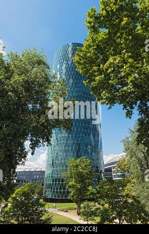 Tour westhafen à Frankfurt am Main d'arbres à l'avant sur un jour nuageux Banque D'Images