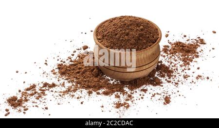 Tas de poudre de cacao dans le bol en bois isolé sur fond blanc Banque D'Images