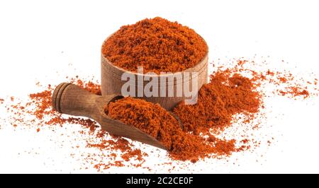 Poudre de paprika rouge dans un bol en bois et une pelle isolée sur fond blanc Banque D'Images