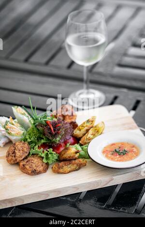 Fruits de mer asiatique mixte tapas platter sur Bangkok restaurant table Banque D'Images