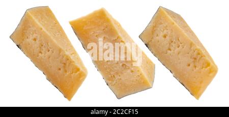 Morceau de fromage parmesan triangle isolé sur fond blanc avec passe-fil Banque D'Images