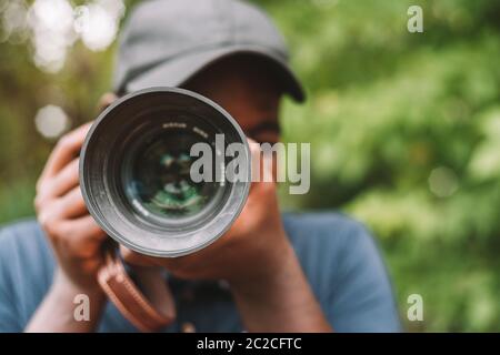 Gros plan portrait d'un photographe africain prenant des photos avec un appareil photo numérique Banque D'Images