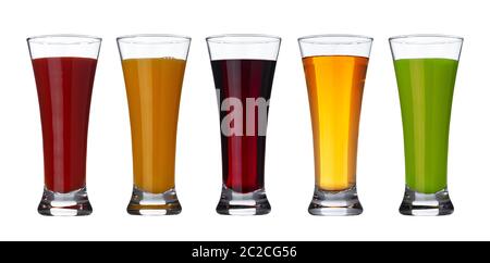 Jus de fruits et légumes frais dans le verre isolé sur fond blanc avec clipping path Banque D'Images