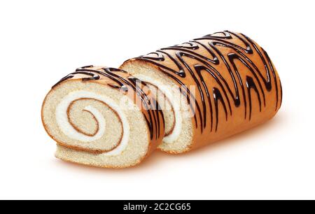 Rouleau éponge isolé sur fond blanc, swiss roll avec crème vanille Banque D'Images