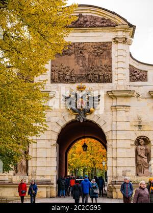 Pierre la Grande porte voûtée en automne, forteresse Pierre et Paul, Saint-Pétersbourg, Russie Banque D'Images