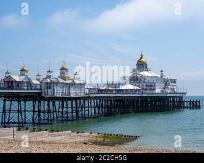 EASTBOURNE, EAST SUSSEX/UK - JUIN 16 : vue sur Eastbourne Pier dans East Sussex le 16 juin 2020 Banque D'Images