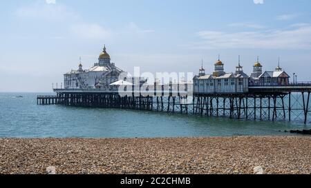 EASTBOURNE, EAST SUSSEX/UK - JUIN 16 : vue sur Eastbourne Pier dans East Sussex le 16 juin 2020 Banque D'Images