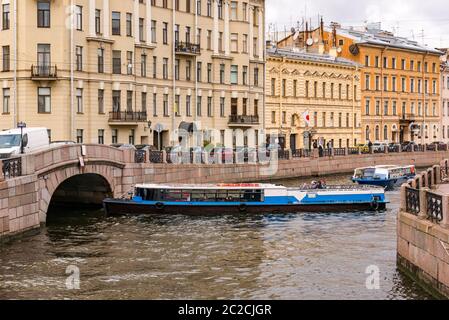 Bateaux de croisière touristique entrant dans le canal d'hiver, rivière Moyka, Saint-Pétersbourg, Russie Banque D'Images