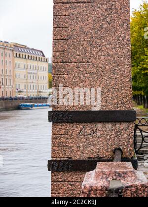 Marqueurs d'inondation avec des années d'inondation, quai de la rivière Moyka, Saint-Pétersbourg, Russie Banque D'Images