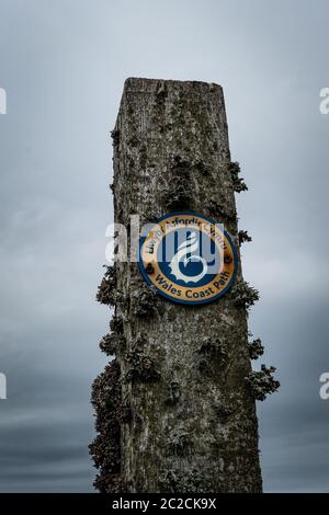 L'île d'Anglesey waymark signe sur le chemin côtier Anglesey Wales UK Banque D'Images