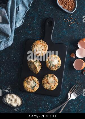 Le sarrasin en cocotte aux épinards, carottes, parmesan Banque D'Images