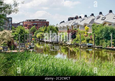 La Haye, pays-Bas, 13 juin 2020 : blocs d'habitation sur des îles dans un cadre de type parc dans le quartier de Wateringseveld Banque D'Images