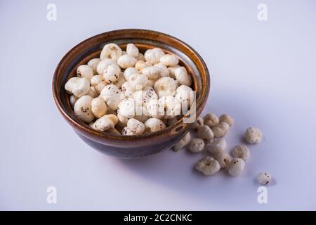 Makhana, également appelé Lotus Seeds ou Fox noix sont des collations sèches populaires de l'Inde, servi dans un bol. Sélectif foyer Banque D'Images