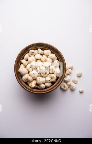 Makhana, également appelé Lotus Seeds ou Fox noix sont des collations sèches populaires de l'Inde, servi dans un bol. Sélectif foyer Banque D'Images