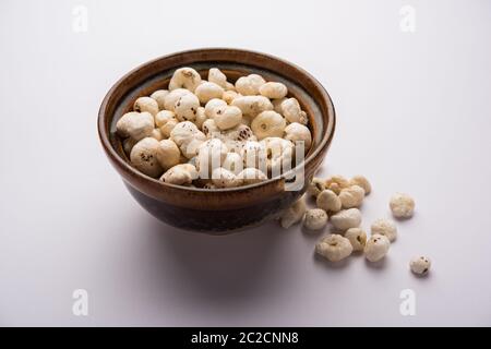 Makhana, également appelé Lotus Seeds ou Fox noix sont des collations sèches populaires de l'Inde, servi dans un bol. Sélectif foyer Banque D'Images