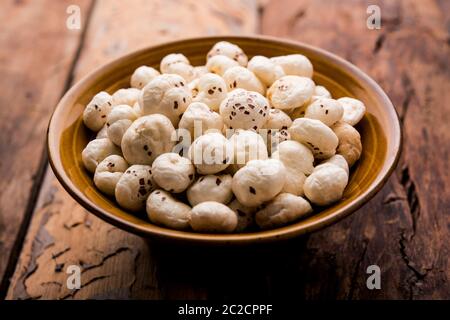 Makhana, également appelé Lotus Seeds ou Fox noix sont des collations sèches populaires de l'Inde, servi dans un bol. Sélectif foyer Banque D'Images