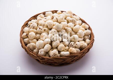 Makhana, également appelé Lotus Seeds ou Fox noix sont des collations sèches populaires de l'Inde, servi dans un bol. Sélectif foyer Banque D'Images