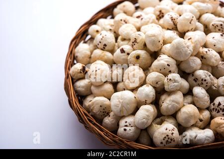 Makhana, également appelé Lotus Seeds ou Fox noix sont des collations sèches populaires de l'Inde, servi dans un bol. Sélectif foyer Banque D'Images