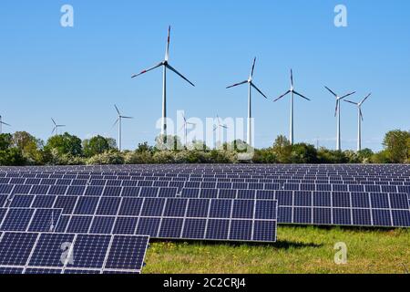 Panneaux solaires et centrales éoliennes vus en Allemagne Banque D'Images