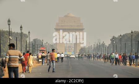 Delhi, Inde - 28 novembre 2018 : avenue à Delhi avec le point de repère de la porte d'Idia. Banque D'Images