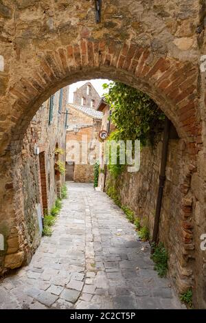 RUES D'UNE PETITE VILLE ITALIENNE, TOSCANE Banque D'Images