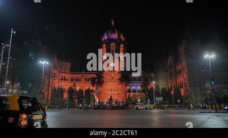 Mumbai, Inde - 17 décembre 2018 : le Terminus de Chattapati Shivaji, connu plus tôt sous le nom de Terminus de Victoria à Mumbai, Inde. Panorama de ninght Banque D'Images