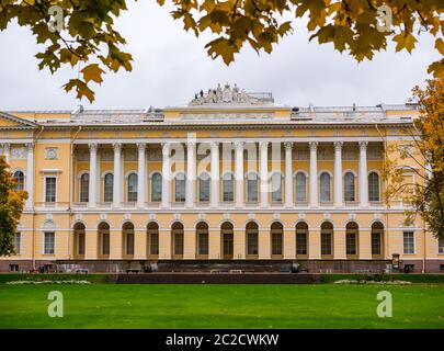 Musée russe d'État vu du jardin Mikhaïlovskiy, Saint-Pétersbourg, Russie Banque D'Images