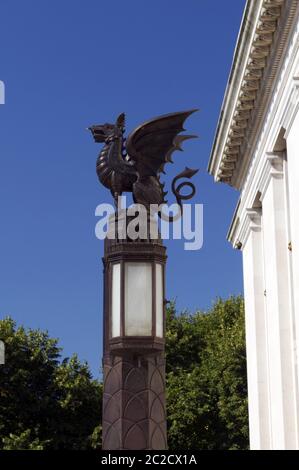 Welsh Dragon Lighting Colum, Welsh Office, Cathays Park, Cardiff, pays de Galles. Banque D'Images