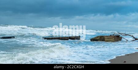 Vagues de tempête sur la côte de la mer est Banque D'Images