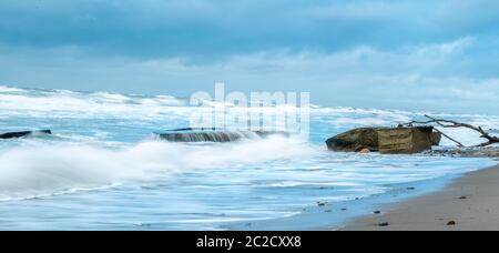 Vagues de tempête sur la côte de la mer est Banque D'Images