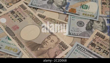 Pile de dollars américains et de yens japonais Banque D'Images