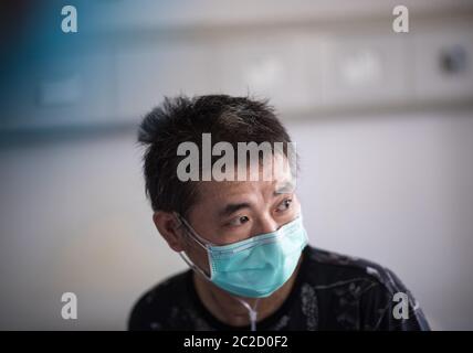 (200617) -- WUHAN, 17 juin 2020 (Xinhua) -- Hu Dingjiang attend d'être libéré de l'hôpital dans une salle de l'hôpital pulmonaire de Wuhan à Wuhan, dans la province de Hubei, dans le centre de la Chine, le 17 juin 2020. Hu Dingjiang, 40 ans, un patient COVID-19 retrouvé, a quitté l'hôpital pulmonaire de Wuhan mercredi après avoir reçu un traitement médical et une formation de réadaptation pendant plus de 100 jours. Il a reçu un diagnostic de maladie début février et a été hospitalisé dans le service de soins intensifs comme l'un des 81 cas graves de COVID-19 à l'hôpital. Les fonctions de ses poumons ont récupéré le 5 avril avec 40 jours d'extension Banque D'Images