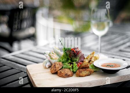 Fruits de mer asiatique mixte tapas platter sur Bangkok restaurant table Banque D'Images