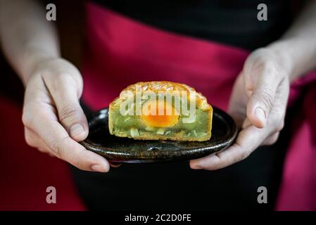 Waitress serving gourmet fête traditionnelle chinoise gâteaux sucrés closeup Banque D'Images